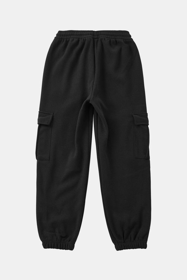 보아털 스판 플리스 카고 조거 팬츠 CPT172는 남녀 모두 착용 가능한 캐주얼, 스포티 스타일의 조거팬츠입니다. 가을, 겨울 시즌에 어울리는 두꺼운 두께감과 부드러운 촉감의 플리스, 스판덱스 혼방 소재로 제작되어 편안한 착용감을 선사합니다. 안감은 보아털로 마감하여 보온성을 높였으며, 루즈핏과 밴딩 허리 디자인으로 활동성을 더했습니다. 일상복은 물론 집콕룩, 산책룩으로 활용하기 좋으며, 카고 포켓 디테일이 실용성을 더한 미니멀한 디자인의 긴바지입니다.
