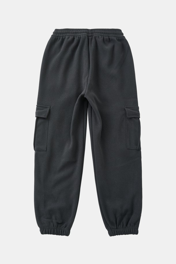 보온성과 편안함을 동시에 갖춘 보아털 스판 플리스 카고 조거 팬츠 CPT172입니다. 부드러운 촉감의 플리스 소재와 스판덱스의 혼방으로 활동성을 높였으며, 안감 전체를 보아털로 마감하여 뛰어난 보온성을 자랑합니다. 허리 밴딩 처리로 편안한 착용감을 선사하며, 실용적인 카고 포켓 디자인으로 수납력을 더했습니다. 캐주얼, 스포티, 미니멀 스타일을 모두 소화할 수 있으며, 집콕룩, 산책룩, 캠핑룩 등 다양한 TPO에 활용 가능합니다. 블랙 컬러의 루즈핏 조거 팬츠로, 가을, 겨울 시즌 데일리룩에 따뜻함과 스타일을 더해보세요.

