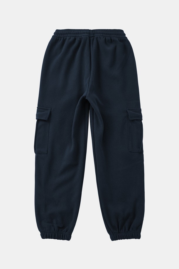 보온성과 활동성을 갖춘 남성용 보아털 스판 플리스 카고 조거 팬츠입니다. 부드러운 플리스 소재와 신축성 있는 스판덱스의 혼방으로 편안한 착용감을 선사합니다. 안감은 보아털로 제작되어 뛰어난 보온성을 제공하며, 겨울철에도 따뜻하게 입을 수 있습니다. 캐주얼, 스포티 스타일 모두 소화 가능하며, 릴랙스핏 조거 디자인으로 편안한 핏을 연출합니다. 넉넉한 카고 포켓 디테일로 실용성을 더했습니다.
