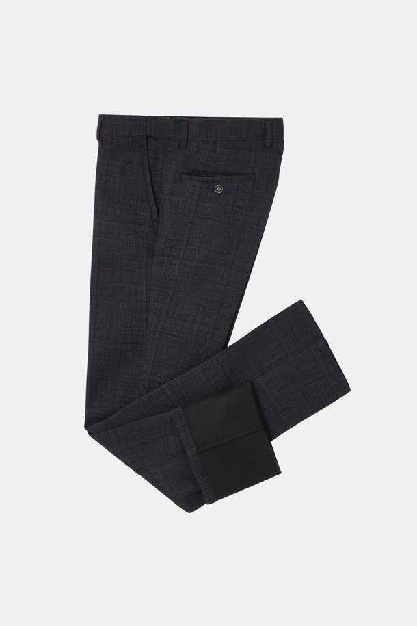 **스판 기모 비즈니스 슬랙스 CPT166**는 가을, 겨울 시즌 남성 고객을 위한 슬림핏 슬랙스입니다. 부드러운 촉감의 기모 안감과 스판 소재를 사용하여 편안한 착용감을 제공합니다. 블랙, 차콜 두 가지 색상으로 출시되었으며, 무지 디자인으로 클래식하고 베이직한 스타일을 연출합니다. 비즈니스 캐주얼, 출근룩, 오피스룩 등 다양한 TPO에 활용 가능하며, 미니멀한 스타일을 선호하는 분들께 추천합니다. 두꺼운 두께감으로 보온성을 높였습니다.
