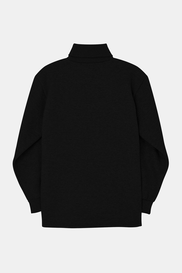 베이직 코튼 기모 터틀넥 긴팔티 CTEE128는 가을, 겨울 시즌을 위한 공용 상의입니다. 부드러운 촉감의 면과 기모 소재가 적용되어 포근한 착용감을 선사하며, 레귤러핏과 레귤러 기장으로 편안하게 착용할 수 있습니다. 블랙 컬러의 무지 디자인에 터틀넥으로 포인트를 주어 클래식, 미니멀, 캐주얼 스타일을 모두 소화할 수 있습니다. 출근룩이나 모임룩 등 다양한 TPO에 활용 가능한 베이직 아이템입니다. 두꺼운 두께감으로 따뜻함을 더하며 베이직한 디자인으로 유행을 타지 않고 오래도록 즐겨 입을 수 있습니다.
