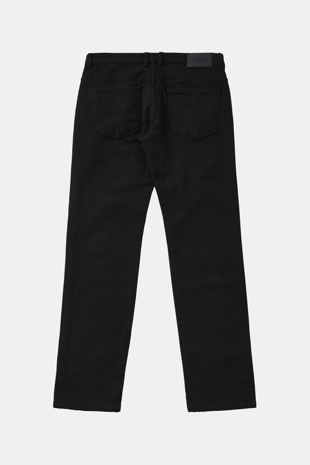 베이직 기모 스판 팬츠 CPT174는 부드러운 촉감의 기모 안감과 스판덱스 소재로 제작되어 편안한 착용감을 제공하는 긴 바지입니다. 일상, 출근룩에 모두 잘 어울리는 레귤러핏 디자인으로, 가을과 겨울에 따뜻하게 입을 수 있습니다. 블랙 컬러의 무지 디자인은 클래식, 미니멀, 캐주얼 등 다양한 스타일을 연출하기 좋습니다. 베이직한 디자인으로 유행을 타지 않아 오랫동안 활용할 수 있는 아이템입니다.
