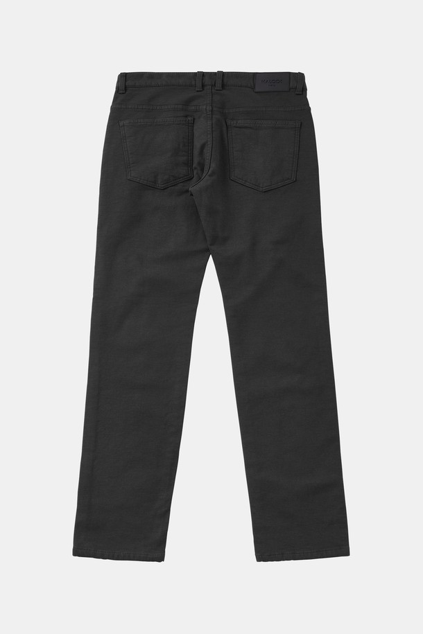 베이직 기모 스판 팬츠 CPT174는 가을, 겨울철에 착용하기 좋은 남녀 공용 기모 스판 팬츠입니다. 부드러운 촉감의 기모 안감과 스판덱스 소재 혼방으로 편안한 착용감을 제공합니다. 레귤러핏으로 제작되었으며, 블랙 색상의 무지 디자인으로 미니멀, 클래식, 캐주얼 스타일을 모두 소화할 수 있습니다. 출근룩, 모임룩 등 다양한 TPO에 활용 가능하며, 두꺼운 두께감으로 따뜻하게 착용할 수 있습니다. 
