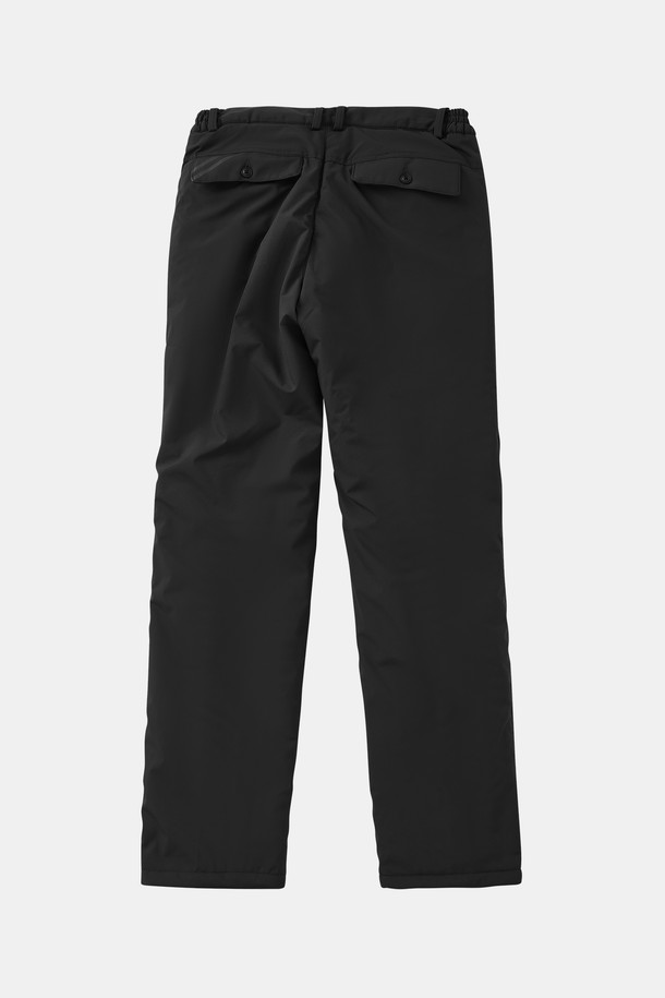 일자핏 울트라 웜 패딩 팬츠 CPT173은 미니멀, 캐주얼, 클래식 스타일을 모두 아우르는 패딩 팬츠입니다. 봄, 여름, 가을, 겨울 사계절 내내 활용 가능하며, 출근룩, 여행룩, 캠핑룩 등 다양한 TPO에 적합합니다. 블랙, 네이비, 차콜 세 가지 색상으로 만나볼 수 있으며, 폴리에스터 소재로 제작되어 편안한 착용감을 선사합니다. 레귤러핏과 일자핏으로 출시되어 체형에 맞는 핏을 선택할 수 있으며, 신축성이 있어 활동성을 높였습니다. 추운 날씨에도 따뜻하게 몸을 보호해주는 실용적인 아이템입니다.
