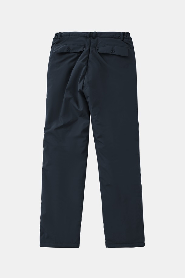 일자핏 울트라 웜 패딩 팬츠 CPT173은 베이직하고 심플한 스타일의 패딩 바지입니다. 봄, 가을, 겨울, 사계절 모두 착용 가능하며, 특히 출근룩에 적합합니다. 블랙, 네이비, 차콜 세 가지 색상으로 제공되며, 두꺼운 두께감과 일자핏으로 따뜻하고 편안한 착용감을 선사합니다. 폴리에스터 소재로 제작되었으며, 겉감은 솔리드 패턴으로 디자인되었습니다. 미니멀, 클래식, 캐주얼 스타일을 모두 소화할 수 있는 활용도 높은 아이템입니다.
