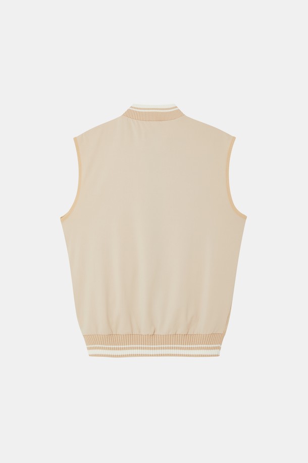 리어(Rear) 스판 경량 니트 조끼 CNIT113은 베이직한 스타일의 공용 제품으로, 봄, 여름, 가을, 겨울 사계절 모두 활용 가능한 아이템입니다. 베이지와 그레이 두 가지 색상으로 출시되어, 어떤 옷에도 쉽게 매치할 수 있습니다. 폴리에스터, 아크릴, 폴리우레탄 혼방 소재로 제작되어 가볍고 편안한 착용감을 선사하며, 민소매 라운드넥 디자인으로 답답함 없이 시원하게 입을 수 있습니다. 집콕룩, 산책룩, 여행룩 등 다양한 TPO에 미니멀, 캐주얼, 클래식 스타일로 연출하기 좋습니다.
