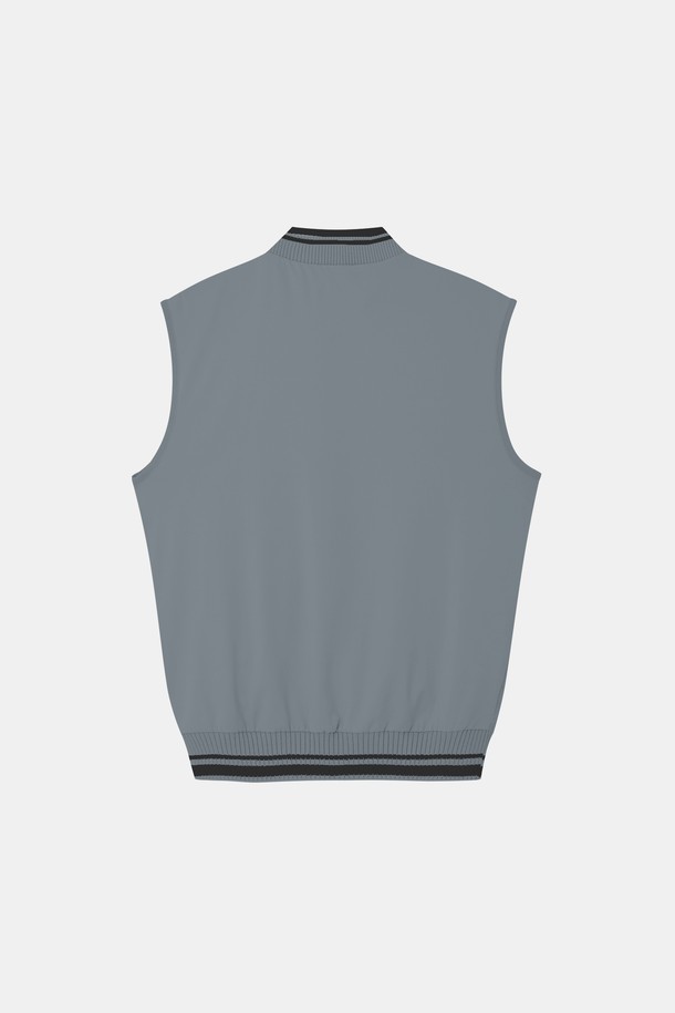 **리어 스판 경량 니트 조끼 CNIT113**은 베이지 그레이 컬러의 베이직 스타일 니트 조끼입니다. 봄, 여름, 가을, 겨울 사계절 내내 활용 가능한 실용적인 아이템입니다. 폴리에스터, 아크릴, 폴리우레탄 혼방 소재로 제작되어 가볍고 편안한 착용감을 선사하며, 신축성이 적당하여 활동성을 높였습니다. 출근룩, 비즈니스 캐주얼, 모임룩 등 다양한 TPO에 클래식, 미니멀, 캐주얼 스타일로 연출할 수 있는 조끼입니다.
