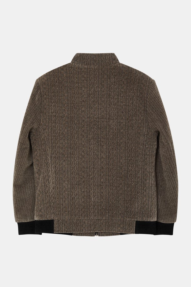 자카드 보아털 블루종 점퍼 CJP153는 캐주얼 스타일의 아우터입니다. 블랙브라운 컬러의 자카드 패턴이 돋보이며, 봄, 여름, 가을, 겨울 사계절 모두 착용 가능합니다. 집업 스타일로 간편하게 입고 벗을 수 있으며, 슬림, 베이직핏, 오버핏 등 다양한 핏으로 연출할 수 있습니다. 부드러운 보아털 촉감의 폴리에스터 소재로 제작되었으며, 안감은 전체 폴리에스터 100%로 마감되어 있습니다. 여행룩, 캠핑룩, 집콕룩 등 TPO에 맞춰 미니멀하고 고프코어 스타일을 연출해보세요.
