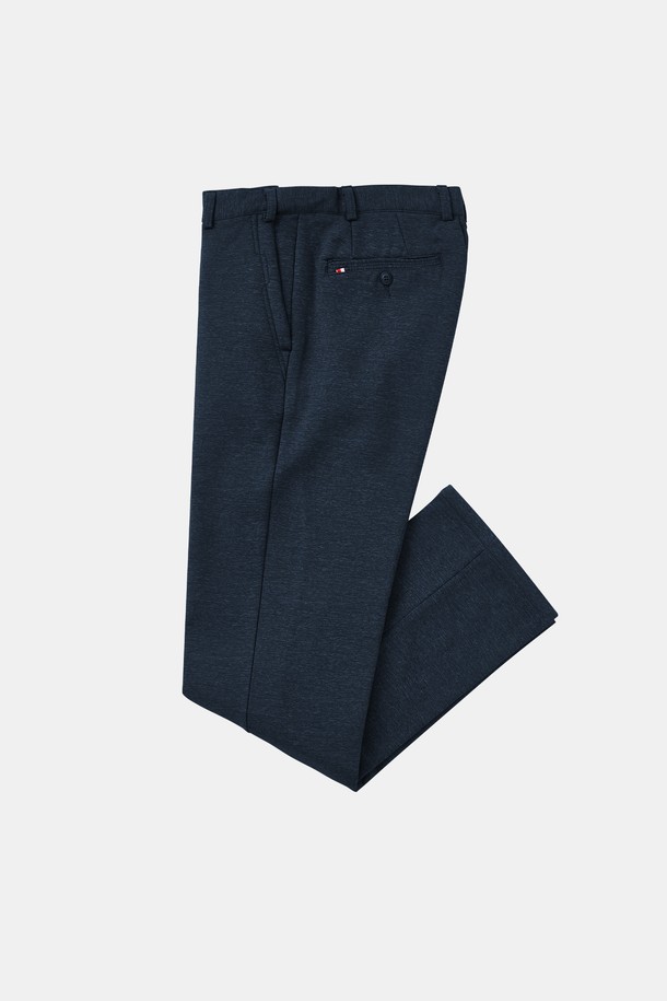 데일리앤 오피스 웜 밴딩 기모 팬츠 CPT175는 부드러운 기모 안감으로 따뜻함과 편안함을 동시에 선사하는 바지입니다. 차콜, 네이비 두 가지 색상으로 출시되어 데일리룩과 오피스룩 모두에 활용 가능하며, 레귤러핏, 와이드핏, 일자핏 세 가지 핏으로 폭넓은 스타일을 연출할 수 있습니다. 폴리에스터와 폴리우레탄 혼방 소재로 제작되어 신축성이 있으며, 밴딩 처리로 편안한 착용감을 제공합니다. 미니멀, 클래식, 캐주얼 등 다양한 스타일을 즐겨 입는 분들께 추천합니다.
