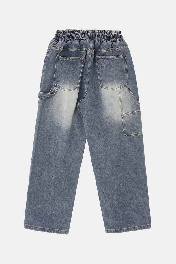 루즈핏 밴딩 카펜터 데님 팬츠 CJN112는 편안한 착용감과 캐주얼한 스타일을 동시에 만족시키는 데님 팬츠입니다. 봄, 여름, 가을, 겨울 사계절 모두 활용 가능하며, 넉넉한 루즈핏으로 활동성을 높였습니다. 허리 밴딩 처리로 편안함을 더했으며, 워크웨어 스타일을 연출하기 좋은 카펜터 디자인이 특징입니다. 시원한 블루 컬러의 데님 소재로 제작되어 미니멀한 스타일까지 소화할 수 있습니다. 면 소재 특유의 부드러운 촉감과 데님 특유의 자연스러운 질감이 매력적인 제품입니다.
