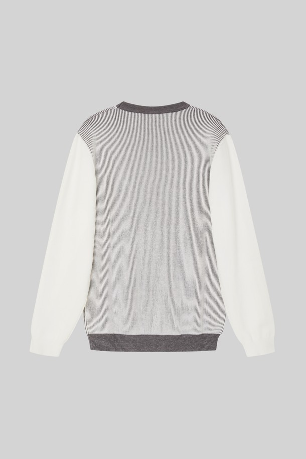 마이크로 스트라이프 라운드 니트 CNIT115는 베이직한 스타일의 상의입니다. 비스코스 78%와 폴리에스터 22% 혼방 소재로 제작되어 사계절 내내 착용 가능하며, 신축성이 있어 편안한 착용감을 제공합니다. 라운드넥 디자인에 화이트 컬러, 스트라이프 패턴으로 미니멀, 클래식, 캐주얼 스타일 모두 소화 가능합니다. 출근룩, 비즈니스 캐주얼, 데이트룩 등 다양한 TPO에 활용할 수 있는 실용적인 아이템입니다. 베이직핏으로 제작되었습니다.
