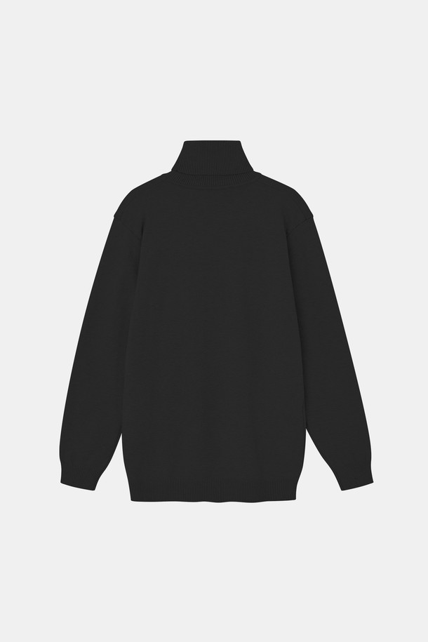 베이직 솔리드 터틀넥 니트 CNIT114는 **상의** 카테고리에 속하는, 봄, 여름, 가을, 겨울 사계절용 니트입니다. 모던하고 미니멀한 스타일을 추구하는 분들을 위한 아이템으로, 출근룩, 비즈니스 캐주얼, 모임룩 등 다양한 TPO에 활용할 수 있습니다. 폴리에스터, 모달, 나일론 혼방 소재로 제작되어 부드러운 촉감과 편안한 착용감을 제공하며, 베이직핏 디자인에 무지 패턴, 터틀넥 네크라인으로 심플하면서도 세련된 분위기를 연출합니다. 블랙, 차콜, 그레이 세 가지 기본 색상으로 출시되어 어떤 스타일에도 쉽게 매치할 수 있습니다.
