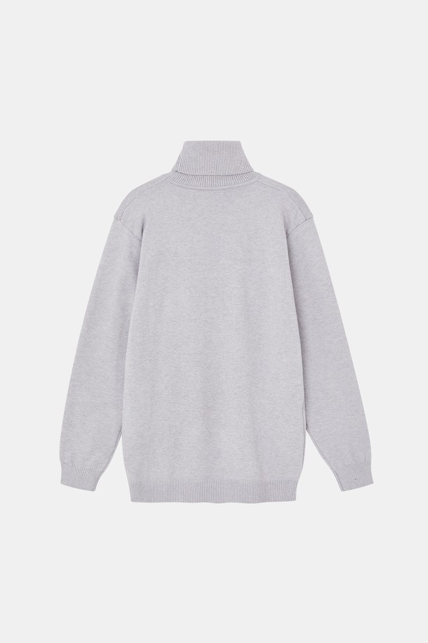 베이직 솔리드 터틀넥 니트 CNIT114는 미니멀, 클래식, 캐주얼 스타일을 아우르는 베이직한 디자인의 터틀넥 니트입니다. 폴리에스터, 모달, 나일론 혼방 소재로 제작되어 부드러운 촉감과 좋은 신축성을 제공합니다. 봄, 여름, 가을, 겨울 사계절 모두 활용 가능하며, 블랙, 차콜, 그레이 세 가지 기본 컬러로 출시되었습니다. 유행을 타지 않는 무지 디자인과 긴 소매, 베이직핏 또는 오버핏으로 폭넓은 스타일 연출이 가능합니다. 일상생활에서 편안하고 세련된 스타일을 완성해 보세요.
