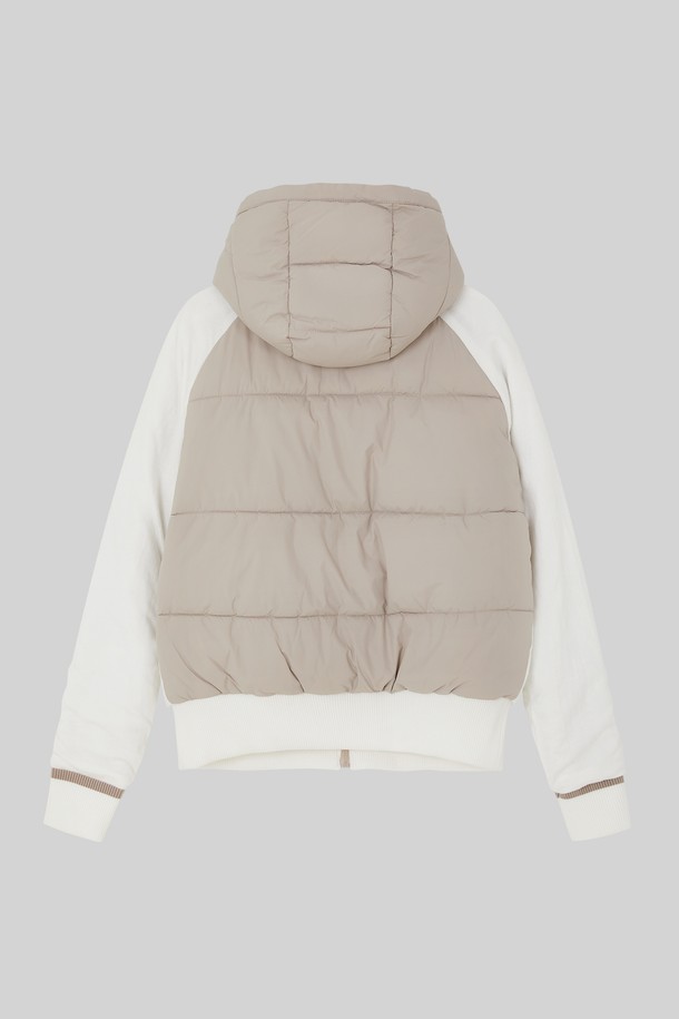 여성 방풍 후드 패딩 점퍼 CJP157은 가을, 겨울 시즌에 골프 및 일상에서 활용하기 좋은 베이직 스타일의 패딩 점퍼입니다. 아이보리와 차콜 두 가지 색상으로 출시되었으며, 숏 기장에 집업 여밈 방식으로 편안하게 착용할 수 있습니다. 비스코스, 폴리에스터, 나일론 혼방 소재로 제작되어 두꺼운 두께감과 뛰어난 보온성을 자랑하며, 방풍 기능으로 추운 날씨에도 따뜻함을 유지해줍니다. 베이직핏 디자인에 무지 패턴으로 미니멀하고 캐주얼한 스타일을 연출할 수 있으며, 긴 소매와 후드 타입으로 활동성을 더했습니다. 내부는 폴리에스터 안감으로 마감되어 부드러운 촉감을 선사합니다.
