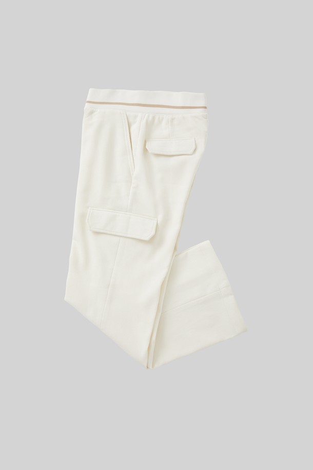 여성 밴딩 코듀로이 기모 팬츠 CPT178는 캐주얼, 클래식, 미니멀 스타일을 모두 아우르는 일자핏 팬츠입니다. 아이보리, 네이비 두 가지 색상으로 출시되어 데일리룩은 물론 골프웨어로도 활용 가능하며, 사계절 내내 착용할 수 있습니다. 부드러운 코듀로이 소재에 기모 안감을 더해 보온성을 높였으며, 밴딩 허리와 카고 포켓, 사선 주머니 디자인으로 기능성과 디자인을 동시에 잡았습니다. 두꺼운 두께감으로 겨울철에도 따뜻하게 착용할 수 있는 실용적인 아이템입니다.
