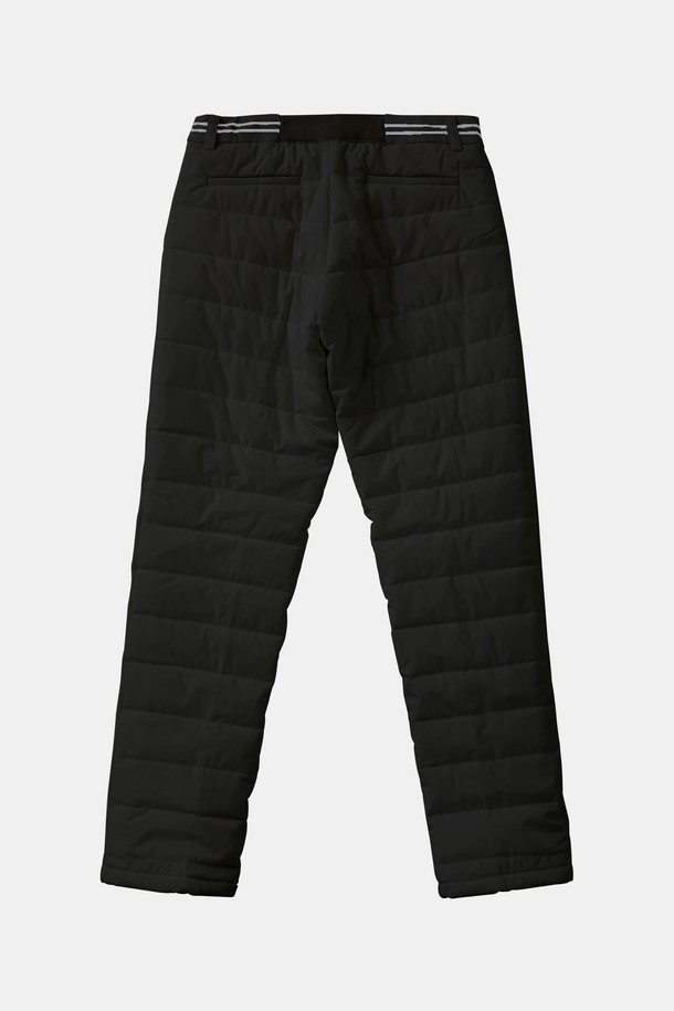 여성 일자핏 밴딩 패딩 팬츠 CPT177은 가볍고 따뜻한 겨울철 필수템입니다. 아이보리와 블랙 두 가지 색상으로 출시되어 데일리룩과 스포티룩 모두 연출 가능합니다. 허리 밴딩 디자인으로 편안한 착용감을 선사하며, 가벼운 폴리에스터 소재와 퀼팅 안감으로 보온성을 높였습니다. 하든 타입 지퍼 포켓으로 실용성을 더했으며, 일자핏으로 다리 라인을 깔끔하게 잡아줍니다. 활동적인 스포티 스타일과 미니멀한 무드를 동시에 즐길 수 있는 기능성 디자인의 패딩 팬츠입니다.
