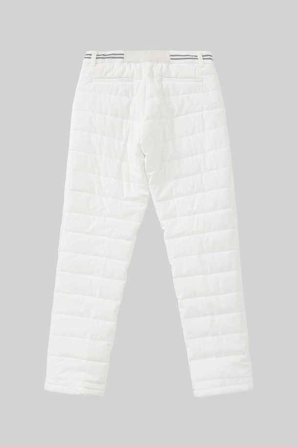 여성 일자핏 밴딩 패딩 팬츠 CPT177은 한겨울에도 따뜻하게 착용 가능한 패딩 팬츠입니다. 아이보리와 블랙 두 가지 색상으로 출시되었으며, 데일리룩과 스포티룩 모두 소화 가능한 활용도 높은 아이템입니다. 가볍고 따뜻한 폴리에스터 소재에 허리 밴딩 처리로 편안한 착용감을 선사합니다. 하단 지퍼 포켓 디테일이 기능성과 디자인을 동시에 만족시키며, 일자핏으로 다리가 길어 보이는 효과를 줍니다. 스포티한 스타일을 즐기는 여성분들께 추천합니다.
