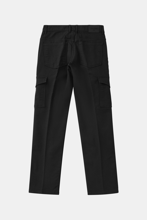 기모 스판 카고 팬츠 CPT176은 겨울철 캐주얼룩을 위한 남성용 긴 바지입니다. 부드러운 촉감의 면, 폴리우레탄, 기모 소재로 제작되어 따뜻하고 편안한 착용감을 제공합니다. 일자핏으로 디자인되어 미니멀, 워크웨어 스타일을 연출하기 좋으며, 약간의 신축성으로 활동성을 더했습니다. 차콜, 블랙 두 가지 색상으로 출시되어 다양한 상의와 매치하기 용이하며 출근룩으로도 활용 가능합니다. 무지 패턴에 두꺼운 두께감으로 겨울철 추위에도 끄떡없는 아이템입니다.
