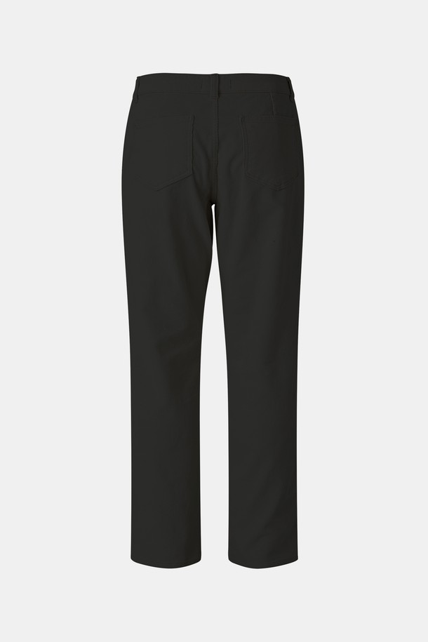 **밴딩 스판 경량 코듀로이 팬츠 CPT180**는 부드러운 촉감과 가벼운 착용감이 특징인 남성용 팬츠입니다. 일상 및 캐주얼 스타일을 위한 제품으로, 봄, 가을, 겨울 세 계절 모두 활용 가능합니다. 면, 폴리우레탄, 코듀로이 혼방 소재로 제작되어 신축성이 뛰어나 편안한 활동성을 제공합니다. 일자핏 디자인에 무지 패턴, 밴딩 허리, 얇은 두께감으로 편안함과 스타일을 동시에 잡았습니다. 블랙, 카키, 모카, 크림 4가지 다채로운 컬러로 출시되어 출근룩, 미니멀, 클래식 스타일 연출에도 적합합니다.
