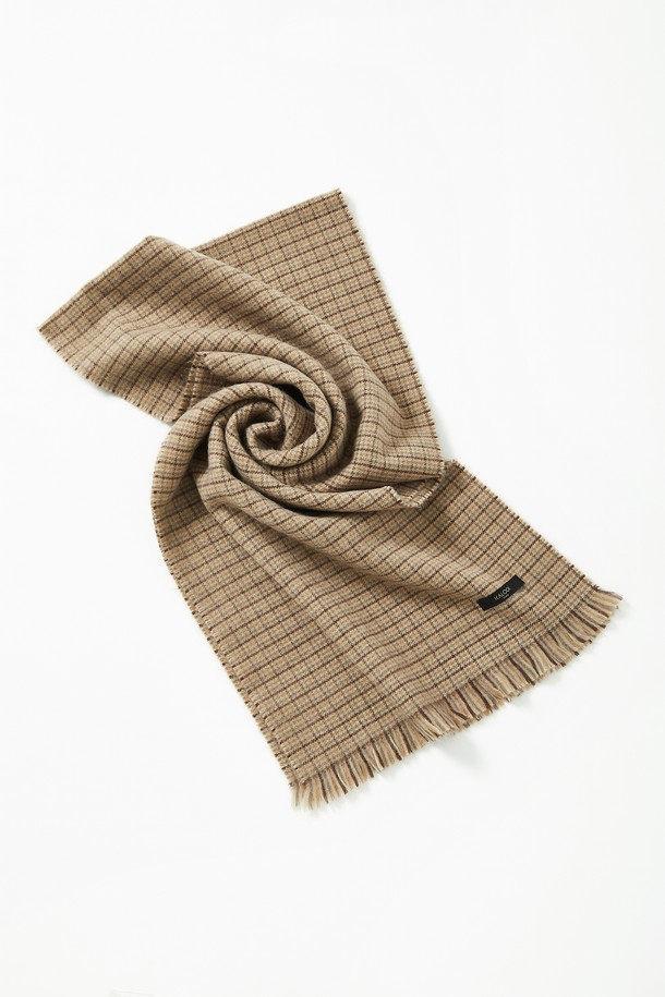 클래식 테슬 울 체크 머플러 CMU101은 겨울철 포근함과 스타일을 동시에 선사하는 머플러입니다. 베이지, 카키브라운, 딥베이지 3가지 색상으로 출시되어, 출근룩과 모임룩에 모두 잘 어울립니다. 아크릴과 울 소재 혼방으로 제작되어 부드러운 촉감과 뛰어난 보온성을 자랑하며, 두꺼운 두께감으로 따뜻하게 착용할 수 있습니다. 클래식한 체크 패턴과 테슬 디자인이 더해져 미니멀, 캐주얼 스타일에도 포인트 아이템으로 활용하기 좋습니다.
