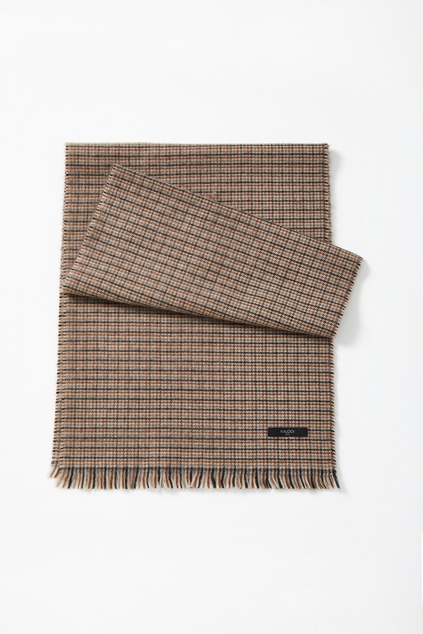 클래식 테슬 울 체크 머플러 CMU101은 베이지, 카키브라운, 딥베이지 3가지 색상으로 출시되어, 어떤 스타일에도 부드럽게 매치됩니다. 아크릴과 울 혼방 소재로 제작되어 부드러운 촉감과 뛰어난 보온성을 자랑하며, 봄, 가을, 겨울 세 계절 모두 활용 가능합니다. 체크 패턴과 테슬 디자인이 클래식하면서도 캐주얼한 무드를 선사하여, 출근룩이나 모임룩에 포인트를 더합니다. 데일리 머플러로 활용하여 스타일리시함과 따뜻함을 동시에 느껴보세요.
