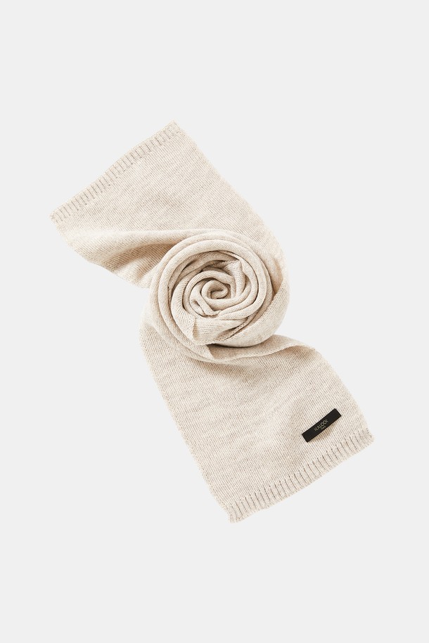 멀티컬러 솔리드 유니섹스 머플러 CMU102는 겨울철 추위를 막아줄 두꺼운 두께의 무지 골지 머플러입니다. 아크릴과 울 혼방 소재로 제작되어 부드러운 촉감과 뛰어난 보온성을 제공합니다. 블랙, 민트, 옐로우, 브라운, 베이지, 그레이 등 다양한 솔리드 컬러로 출시되어 어떤 스타일에도 매치하기 용이합니다. 베이직하고 캐주얼한 스타일을 연출하며, 로고 디자인으로 포인트를 더했습니다. FREE 사이즈로 제작되었으며, 2023년 12월에 제조되었습니다.
