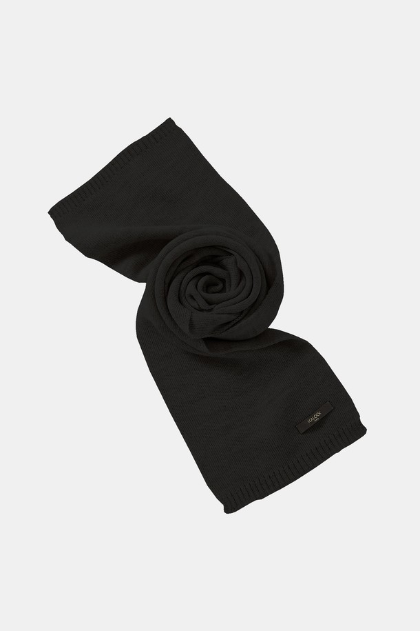 멀티컬러 솔리드 유니섹스 머플러 CMU102는 아크릴과 울 소재로 제작되어 가을, 겨울철 따뜻함을 선사합니다. 블랙, 민트, 옐로우, 브라운, 베이지, 그레이 등 다채로운 솔리드 컬러 디자인으로 어떤 스타일에도 쉽게 매치할 수 있습니다. 두꺼운 두께감과 무지 패턴은 베이직하면서도 캐주얼한 무드를 연출하며, 라벨 디자인으로 포인트를 더했습니다. 일상생활에서 폭넓게 활용할 수 있는 실용적인 머플러입니다. 캐주얼, 미니멀, 클래식 스타일을 즐겨 입는 분들께 추천합니다.
