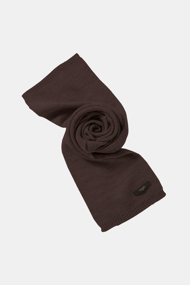 **멀티컬러 솔리드 유니섹스 머플러 CMU102**는 겨울철 따뜻함과 스타일을 책임지는 머플러입니다. 블랙, 민트, 옐로우, 브라운, 베이지, 그레이 등 다채로운 솔리드 컬러로 구성되어 어떤 룩에도 쉽게 매치할 수 있습니다. 아크릴과 울 소재 혼방으로 제작되어 부드러운 촉감과 뛰어난 보온성을 제공합니다. 두꺼운 두께감으로 추운 날씨에도 든든하게 목을 감싸주며, 라벨 장식이 은은한 포인트를 더합니다. 캐주얼, 미니멀, 클래식 등 다양한 스타일을 소화하며 일상에서 폭넓게 활용할 수 있습니다.
