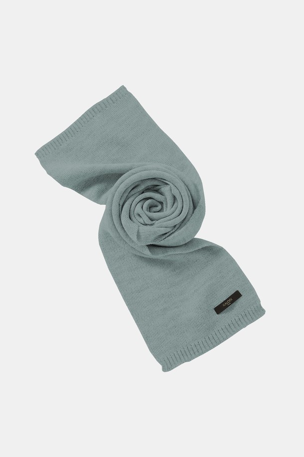 멀티컬러 솔리드 유니섹스 머플러 CMU102는 겨울철 보온성을 책임지는 무지 머플러입니다. 아크릴과 울 혼방 소재로 제작되어 부드러운 촉감과 따뜻함을 선사하며, 베이직, 캐주얼 스타일에 잘 어울립니다. 남녀 공용으로, 블랙, 민트, 옐로우, 브라운, 베이지, 그레이 등 다채로운 6가지 솔리드 컬러로 출시되었습니다. 일상에서 폭넓게 활용할 수 있는 아이템으로, 캐주얼, 미니멀, 클래식 스타일을 즐겨 입는 분들께 추천합니다.
