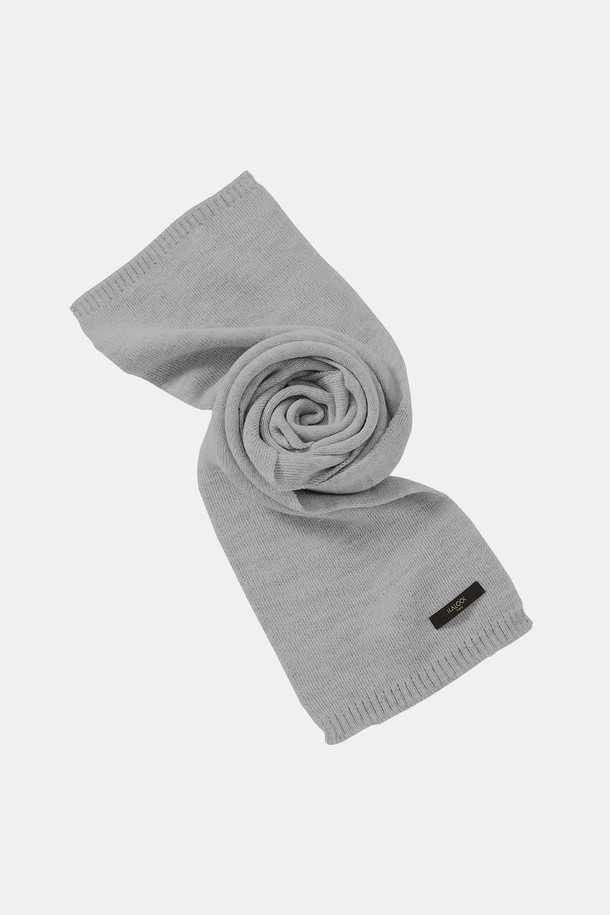 멀티컬러 솔리드 유니섹스 머플러 CMU102는 아크릴과 울 소재로 제작되어 부드럽고 따뜻한 착용감을 제공합니다. 블랙, 민트, 옐로우, 브라운베이지, 그레이 등 다채로운 솔리드 컬러로 출시되어, 캐주얼, 미니멀, 클래식 스타일 어디에도 잘 어울립니다. 가을과 겨울, 두꺼운 두께감으로 추운 날씨에도 따뜻하게 몸을 감싸줍니다. 유니섹스 디자인으로 남녀 모두 착용 가능하며, 일상에서 폭넓게 활용할 수 있습니다. 무지 패턴으로 어떤 스타일에도 쉽게 매치할 수 있는 실용적인 머플러입니다.
