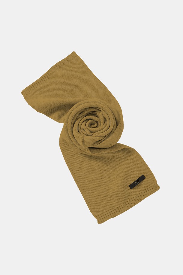 **멀티컬러 솔리드 유니섹스 머플러 CMU102**는 아크릴과 울 소재로 제작되어 부드러운 착용감을 선사하는 머플러입니다. 블랙, 민트, 옐로우, 브라운베이지, 그레이 등 다채로운 멀티컬러 배색이 특징이며, 어떤 스타일에도 잘 어울리는 솔리드 디자인입니다. 겨울철 추위를 막아주는 보온성은 물론, 미니멀, 클래식, 캐주얼 등 다양한 스타일에 포인트를 더해줍니다. 남녀 구분 없이 착용 가능한 유니섹스 제품으로, 데일리룩에 활용하기 좋습니다.
