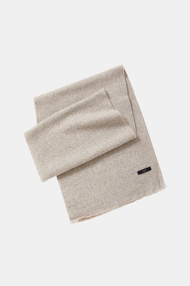 멀티컬러 보카시 머플러 CMU103은 블랙, 그레이, 아이보리, 베이지, 라이트브라운 5가지 색상으로 출시되어 겨울철 보온성을 책임지는 머플러입니다. 아크릴 소재로 제작되어 부드러운 촉감을 선사하며, 두꺼운 두께감과 보카시 무늬가 특징입니다. 출근룩과 연말 모임룩에 모두 잘 어울리는 클래식, 미니멀, 캐주얼 스타일을 연출할 수 있습니다. 수술 디테일이 포인트로 더해져 세련된 분위기를 더합니다. 데일리 머플러로 활용하여 따뜻하고 스타일리시한 겨울을 보내세요.
