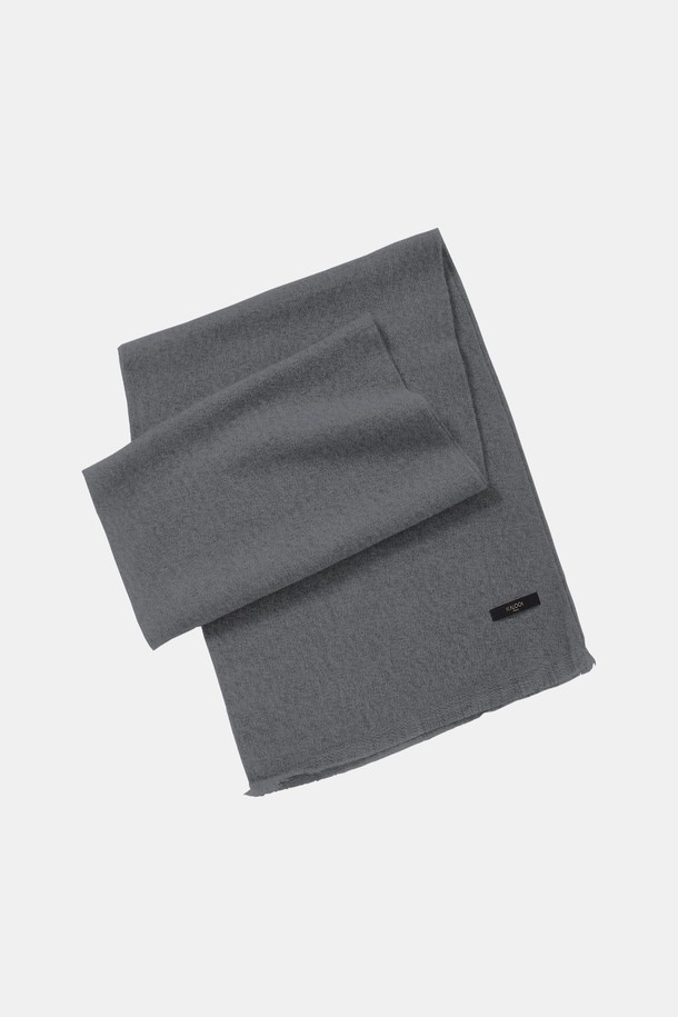 멀티컬러 보카시 머플러 CMU103은 남녀 모두 착용 가능한 캐주얼 스타일의 머플러입니다. 아이보리, 블랙, 베이지, 라이트브라운, 그레이, 옐로우, 브라운 등 다양한 색상으로 출시되어 폭넓은 선택지를 제공합니다. 부드러운 아크릴 소재로 제작되어 가을, 겨울철 따뜻함과 편안한 착용감을 선사합니다. 보온 기능과 경량성을 갖춰 일상생활에서 부담 없이 활용할 수 있으며, 보카시 패턴과 무지 디자인으로 미니멀, 클래식한 스타일 연출에도 용이합니다.
