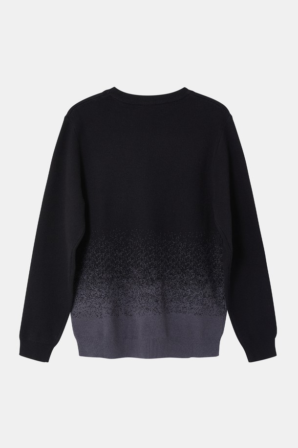 도트 그라데이션 라운드 니트 CNIT116은 남녀 공용으로, 블랙과 그레이 두 가지 색상으로 제공됩니다. 비스코스와 폴리에스테르 혼방 소재로 제작되어 부드러운 촉감과 좋은 신축성을 자랑합니다. 라운드넥에 긴소매 기장으로, 봄, 가을, 겨울 세 계절 모두 활용 가능합니다. 도트와 그라데이션 패턴이 돋보이는 베이직핏의 캐주얼 니트로, 미니멀하고 클래식한 스타일을 연출하기 좋습니다. 일상 및 캐주얼 룩에 편안하게 매치하여 모던한 분위기를 더해보세요.
