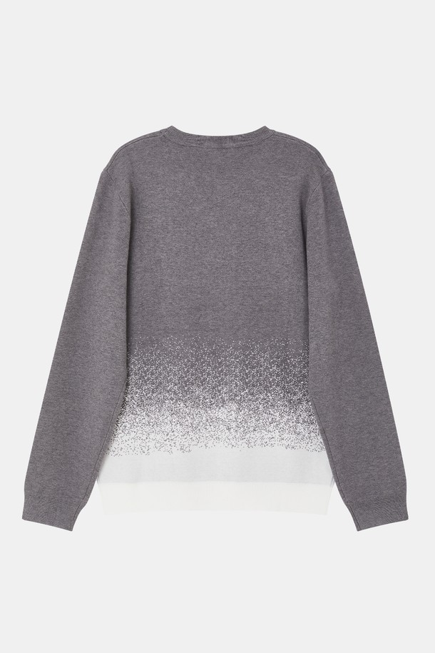 도트 그라데이션 라운드 니트 CNIT116은 남성용 상의 니트/스웨터입니다. 가을, 겨울 시즌에 어울리는 베이직하고 캐주얼한 스타일로, 출근룩과 비즈니스 캐주얼에 적합합니다. 라운드넥에 긴소매, 레귤러핏 디자인으로 제작되었으며, 비스코스, 폴리에스테르 혼방 소재로 부드러운 착용감과 좋은 신축성을 제공합니다. 블랙, 그레이 두 가지 컬러에 도트와 그라데이션 패턴이 돋보이는 레귤러 기장의 니트입니다. 캐주얼, 미니멀, 클래식 스타일을 연출하기 좋습니다.
