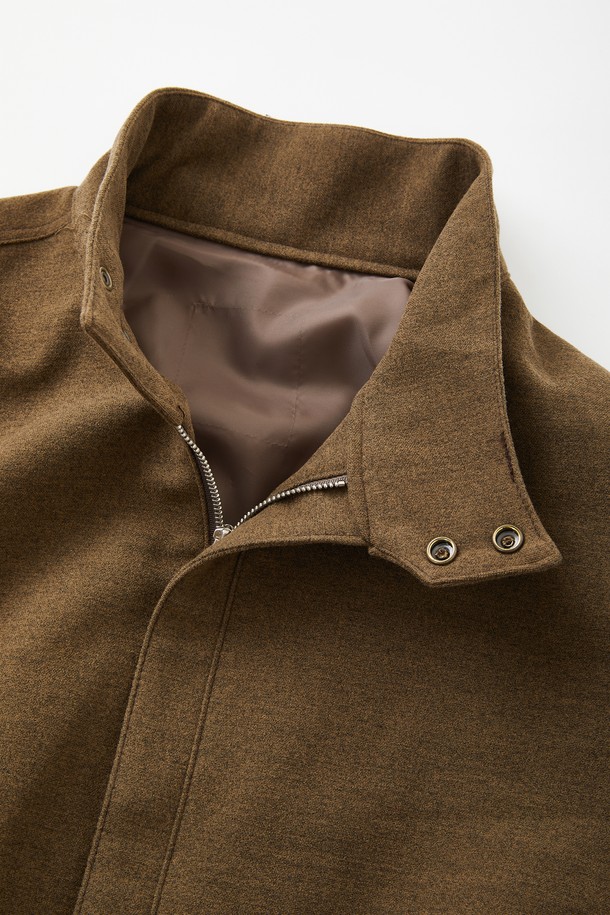 IKALOOK(이칼룩) 버프숄더 하이넥 블루종 점퍼 CJP106입니다. 캐주얼한 스타일의 무지 디자인으로, 봄, 가을에 데일리룩과 동네 마실룩, 봄 소풍룩에 적합합니다. 루즈핏으로 편안하게 착용 가능하며, 면, 레이온, 아크릴 혼방 소재로 제작되어 보통 두께감을 자랑합니다. 하이넥 디자인과 버프 숄더 디테일이 특징이며, 소매는 긴 소매, 여밈 방식은 스냅 버튼으로 간편하게 연출할 수 있습니다. 베이지, 블랙 두 가지 색상으로 만나보세요. 안감은 폴리에스터로 제작되었습니다. 
