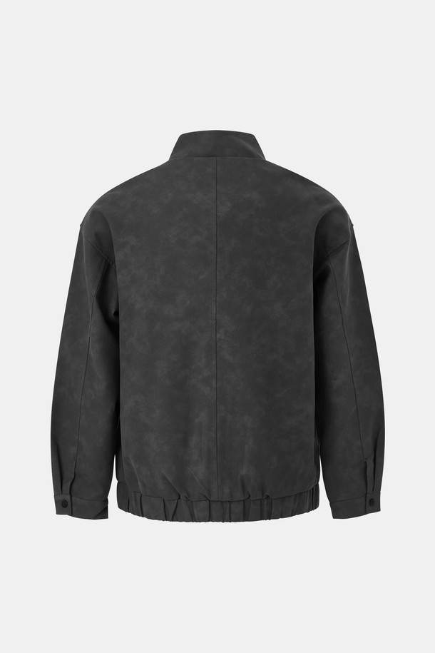 IKALOOK(이카룩) 투포켓 에코 스웨이드 점퍼 CJP103은 남성용 점퍼입니다. 다크 브라운과 블랙 두 가지 색상으로 출시되었으며, 봄, 여름, 가을, 겨울 사계절 모두 착용 가능합니다. 베이직 스타일의 무지 패턴 점퍼로, 카라넥 스트랩과 투 포켓 디자인, 전면 지퍼 플랩이 특징입니다. 폴리우레탄과 폴리에스터 혼방의 스웨이드 소재로 부드러운 촉감을 선사하며, 베이직핏의 레귤러 기장으로 편안하게 착용할 수 있습니다. 데이트룩, 겨울 데일리룩, 클래식, 미니멀, 캐주얼 스타일을 선호하는 남성에게 추천합니다.
