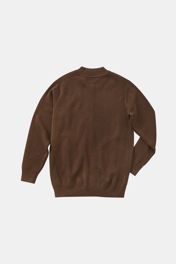 IKALOOK(이카룩) 니트 집업 블루종 가디건 CJP104는 남성을 위한 데일리 아우터입니다. 부드러운 촉감의 폴리에스터, 아크릴, 폴리아미드 혼방 소재로 제작되어 봄, 가을에 착용하기 좋습니다. 베이직핏으로 캐주얼하고 미니멀한 스타일을 연출하며, 집업 여밈 방식과 시보리 밑단, 소매가 특징입니다. 그레이, 블랙, 브라운 세 가지 색상으로 제공되며, 중간 두께감의 레귤러 기장으로 편안하게 착용할 수 있습니다.
