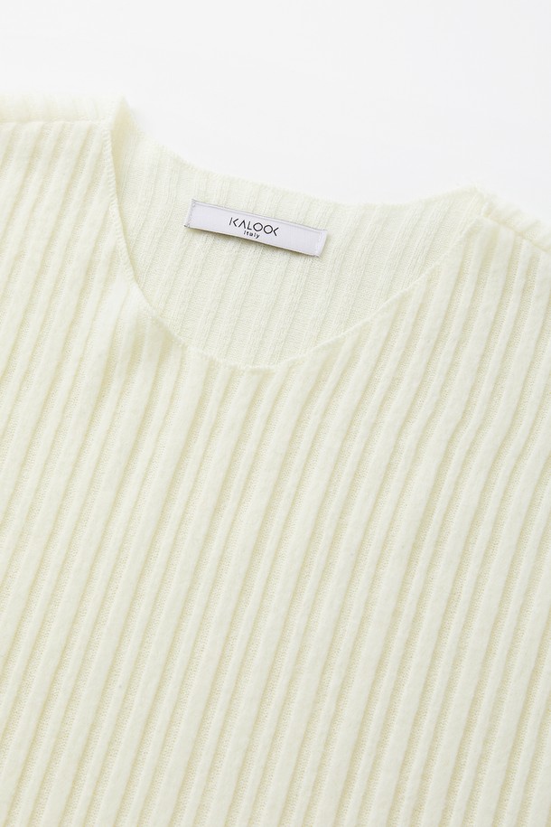 IKALOOK (이깔룩) 봄가을 라이트 골지 긴팔 니트 CNIT101는 여성스러운 데이트룩과 카페룩을 위한 베이직 스타일의 상의입니다. 부드러운 레이온 혼방 플리 원단으로 제작되어 편안한 착용감을 선사하며, 가을, 봄 시즌에 데일리 이너로 활용하기 좋습니다. 베이직핏에 브이넥 디자인으로 어떤 하의와도 잘 어울리는 실용적인 아이템입니다. 골지 패턴으로 은은한 포인트를 더했으며, 블랙, 아이보리, 브라운 세 가지 컬러로 만나볼 수 있습니다. 미니멀, 클래식, 캐주얼 등 다양한 스타일을 연출해보세요.
