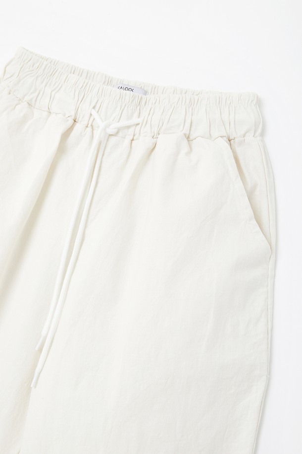 IKALOOK 린넨 워싱 밴딩 와이드 팬츠 CPT108는 린넨, 면, 스판덱스 혼방으로 제작되어 부드러운 촉감과 편안한 착용감을 선사합니다. 봄, 여름, 가을 시즌에 활용하기 좋은 긴 기장의 와이드핏 팬츠로, 블랙, 카키, 아이보리, 모카 4가지 색상으로 출시되었습니다. 넉넉한 실루엣과 사선 포켓 디자인으로 캐주얼하면서도 베이직한 스타일을 연출하며, 허리 밴딩으로 활동성을 높였습니다.
