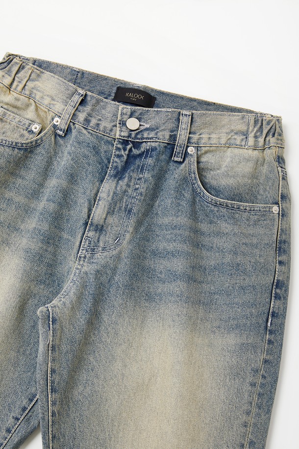 루즈핏 빈티지 밴딩 데님 팬츠 CJN102는 편안함과 스타일을 모두 잡은 데님 팬츠입니다. 연청 컬러의 데님 소재에 빈티지 워싱 디테일을 더해 캐주얼한 무드를 연출합니다. 밴딩 처리로 편안한 착용감을 제공하며, 루즈핏 디자인으로 활동성을 높였습니다. 봄, 여름, 가을 3계절 모두 활용 가능한 실용적인 아이템입니다. 일상 속에서 편안하게 즐겨 입을 수 있는 데일리 팬츠입니다.
