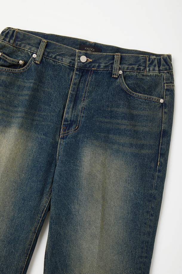 루즈핏으로 편안함을 강조한 남성용 빈티지 데님 팬츠 CJN102입니다. 봄, 여름, 가을 3계절 착용 가능하며, 캐주얼하고 빈티지한 스타일을 연출하기 좋습니다. 무지 디자인에 빈티지 워싱 디테일을 더해 자연스러운 멋을 살렸습니다. 허리 밴딩 처리로 활동성을 높였으며, 루즈핏으로 편안한 착용감을 제공합니다. 데님 소재로 제작되어 튼튼하고 오랫동안 즐겨 입을 수 있습니다.
