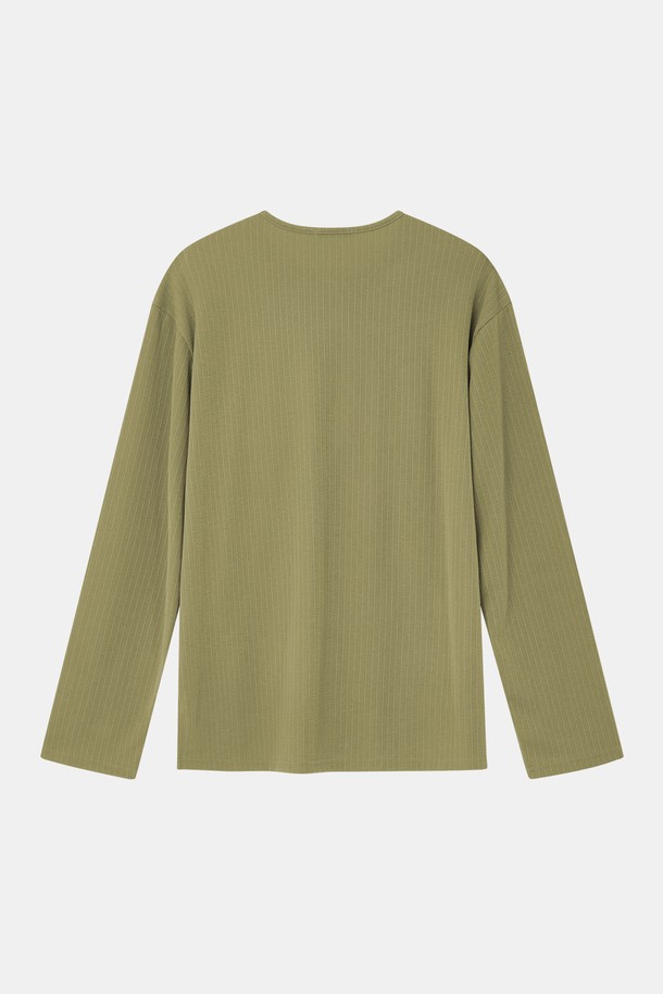 봄, 가을에 어울리는 헨리넥 긴팔 티셔츠입니다. 카키와 올리브 두 가지 색상으로 출시되어, 베이직하면서도 캐주얼한 스타일을 연출하기 좋습니다. 부드러운 면 소재로 제작되어 편안한 착용감을 선사하며, 레귤러핏으로 제작되어 부담 없이 착용할 수 있습니다. 버튼 디테일이 돋보이는 디자인으로, 일상복뿐만 아니라 출근룩으로도 활용 가능합니다.
