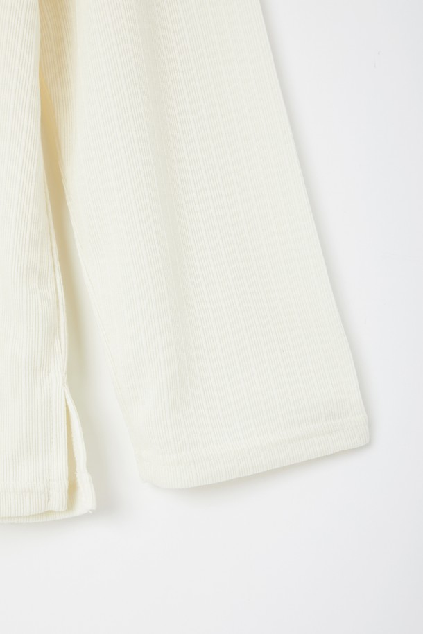 아이보리, 화이트 색상으로 출시된 봄, 가을용 브이넥 긴팔 티셔츠 CNIT103입니다. 베이직한 스타일의 레귤러핏 티셔츠로, 미니멀, 클래식, 캐주얼 룩 연출에 적합합니다. 긴 소매 기장과 무지 패턴으로 디자인되어 어떤 하의와도 쉽게 매치할 수 있습니다. 일상생활에서 편안하게 착용하기 좋은 아이템입니다.
