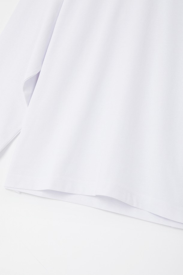 부드러운 촉감이 특징인 루즈핏 수피마 코튼 긴팔 티셔츠 CTEE108입니다. 봄, 가을에 어울리는 베이직하고 캐주얼한 스타일로, 편안하게 착용하기 좋습니다. 라운드넥 디자인에 무지 패턴으로 어떤 옷에도 쉽게 매치할 수 있으며, 넉넉한 루즈핏으로 활동성을 높였습니다. 고급 수피마 코튼 원단을 사용하여 부드러운 착용감을 선사합니다. 일상에서 편안하게 즐겨 입을 수 있는 기본 아이템입니다.
