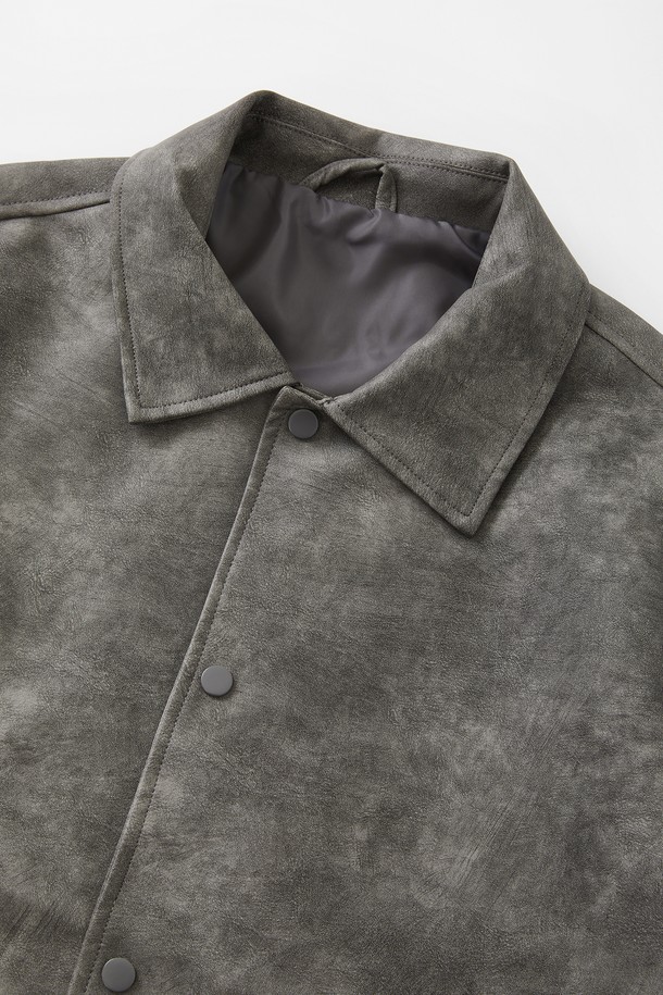 봄, 가을에 어울리는 오버핏 밴딩 에코레더 점퍼 CJP110입니다. 부드러운 촉감의 에코레더(합성가죽) 소재로 제작되었으며, 캐주얼한 무드의 그레이 컬러 무지 디자인입니다. 넉넉한 오버핏으로 편안한 착용감을 선사하며, 밴딩 및 스트라이프 립 디테일이 특징입니다. 데이트룩, 모임룩, 미니멀, 시크, 캐주얼 스타일 모두 소화 가능한 활용도 높은 아이템입니다. 긴 소매 기장의 집업 스타일 점퍼로 간절기 스타일링에 제격입니다.
