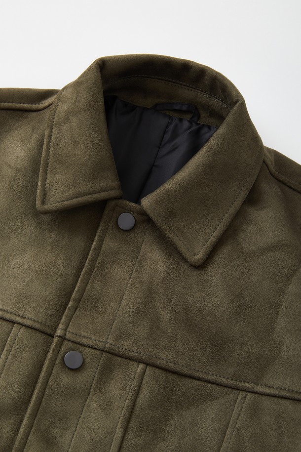 봄, 가을에 어울리는 '카라넥' 버튼 스웨이드 재킷 CJP111입니다. 부드러운 촉감의 스웨이드 소재로 제작되었으며, 레귤러 핏에 중간 두께감으로 간절기에 활용하기 좋습니다. 카키, 올리브 두 가지 색상으로 출시되어, 캐주얼 및 베이직 스타일을 연출하기 용이합니다. 긴 소매와 버튼 디테일이 돋보이며, 데일리룩에 포인트를 더해줍니다. 다양한 하의와 매치하여 클래식하고 미니멀한 무드를 즐겨보세요.
