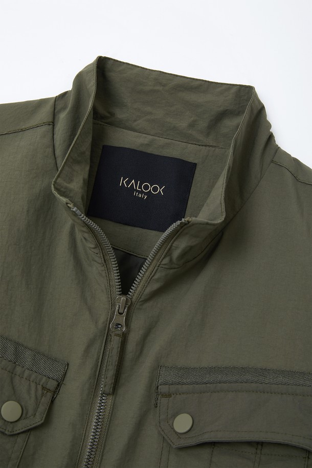 봄, 가을 간절기에 활용하기 좋은 미들넥 빅포켓 블루종 점퍼 CJP118입니다. 캐주얼하고 베이직한 스타일로, 데일리룩은 물론 출근룩까지 폭넓게 소화 가능합니다. 카키와 올리브 두 가지 색상으로 출시되어, 취향에 맞는 색상을 선택하여 연출할 수 있습니다. 중간 두께감으로 간절기 날씨에 적합하며, 넉넉한 레귤러핏으로 편안한 착용감을 선사합니다. 집업 스타일과 긴 소매, 빅포켓 디테일이 돋보이는 디자인입니다.
