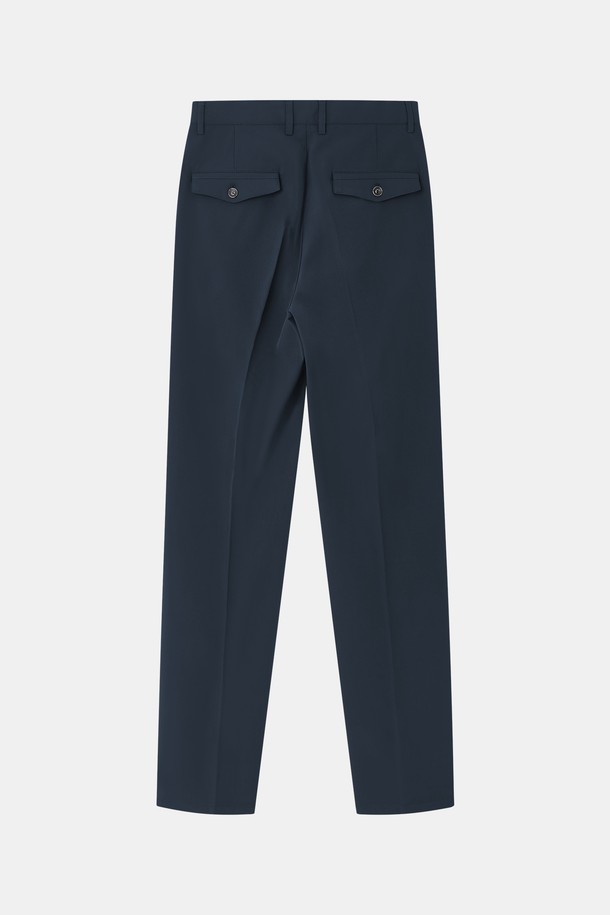 **봄가을 스판 밴딩 원턱 슬랙스 팬츠 CPT118**은 남성을 위한 베이직하고 클래식한 스타일의 슬랙스입니다. 네이비 컬러의 긴 기장으로 봄, 가을에 적합하며, 얇고 부드러운 촉감의 스판 소재로 제작되었습니다. 허리 밴딩과 원턱 디테일이 편안한 착용감을 제공하며, 레귤러핏으로 제작되어 오피스룩과 비즈니스 캐주얼, 출근룩에 모두 잘 어울립니다. 미니멀한 디자인으로 다양한 상의와 매치하여 클래식한 스타일을 연출할 수 있습니다.
