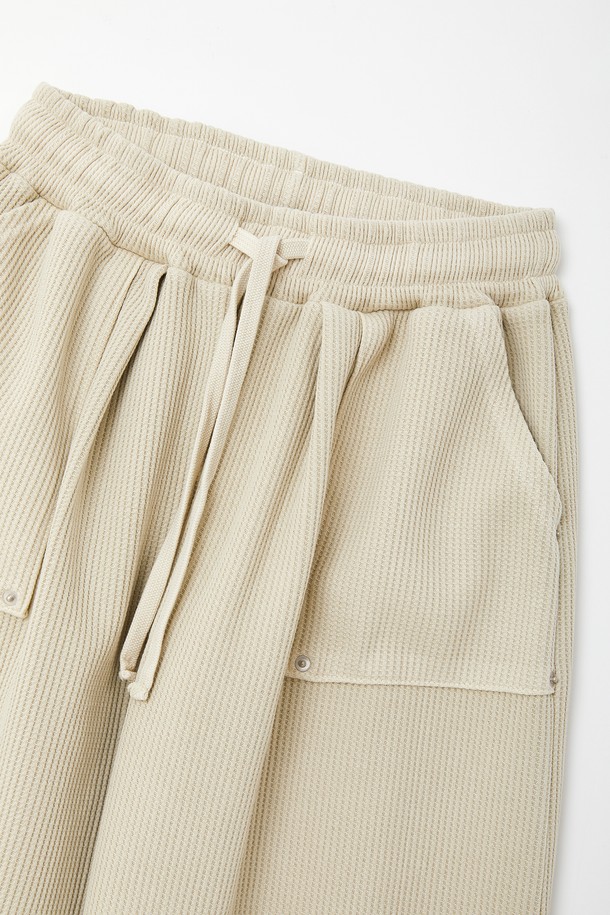 하이퀄리티 와플 밴딩 밴츠 CPT125는 편안한 착용감과 스타일리시함을 동시에 만족시키는 반바지입니다. 부드러운 면 소재로 제작되어 얇고 가벼워 봄, 여름철 데일리룩으로 제격입니다. 와플 패턴과 루즈핏 디자인은 캐주얼하면서도 베이직한 무드를 연출하며, 허리 밴딩과 스트링으로 편안한 착용감을 선사합니다. 여행룩, 휴가룩, 미니멀 스타일을 즐겨 입는 분들께 추천하는 아이템입니다. 베이직한 컬러인 베이지 색상으로 어떤 상의와도 쉽게 매치할 수 있습니다.
